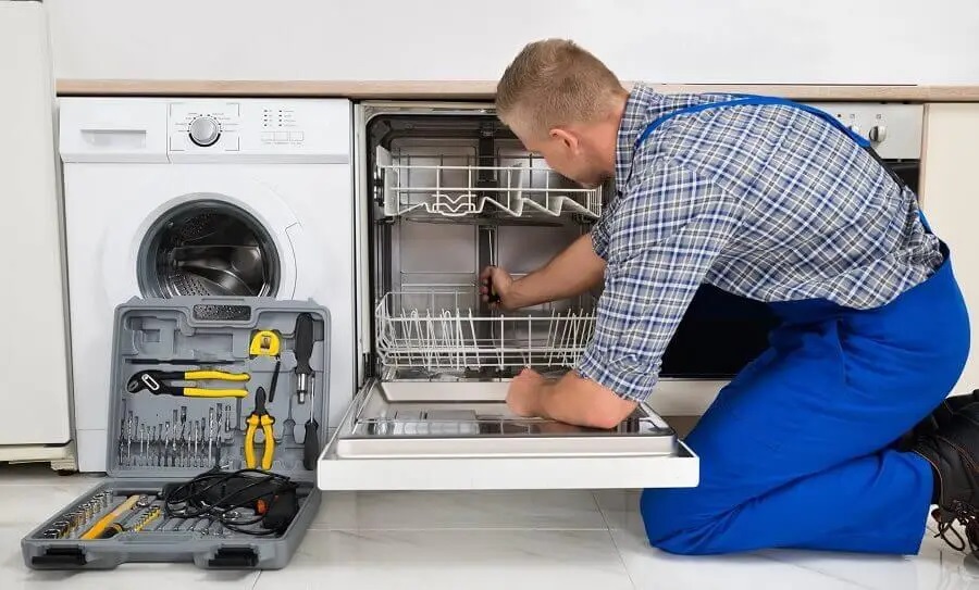 Evren Panasonic servisi teknisyen ekibi beyaz eşya tamiri yaparken